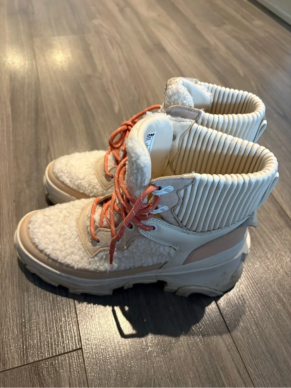 Super stylish Sorel Cream Sherpa Boots with Coral Laces - Picture 2 of 5